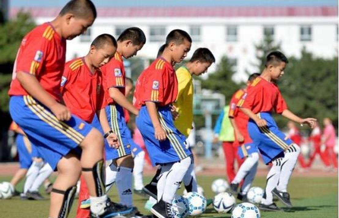 今日:点球罚丢0-1输给意甲科莫是遗憾?合练三天就想大杀四方,那皇马巴萨青训早成笑话了